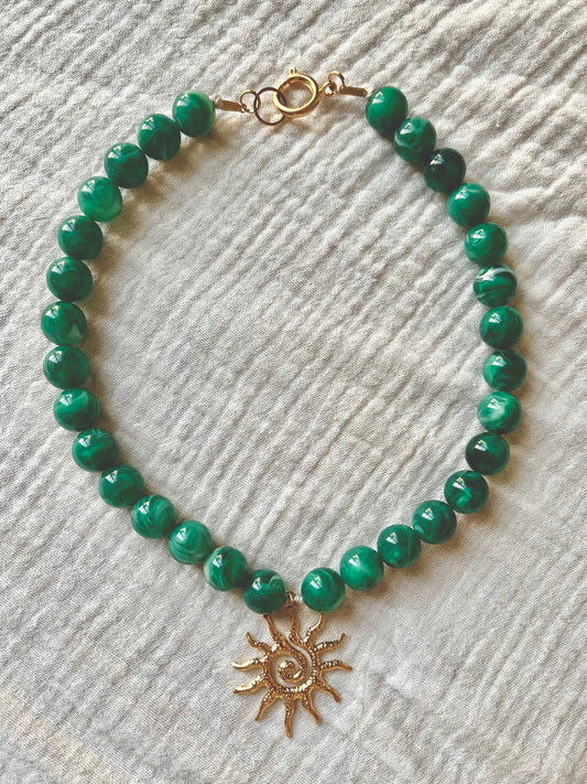 Collier soleil vert